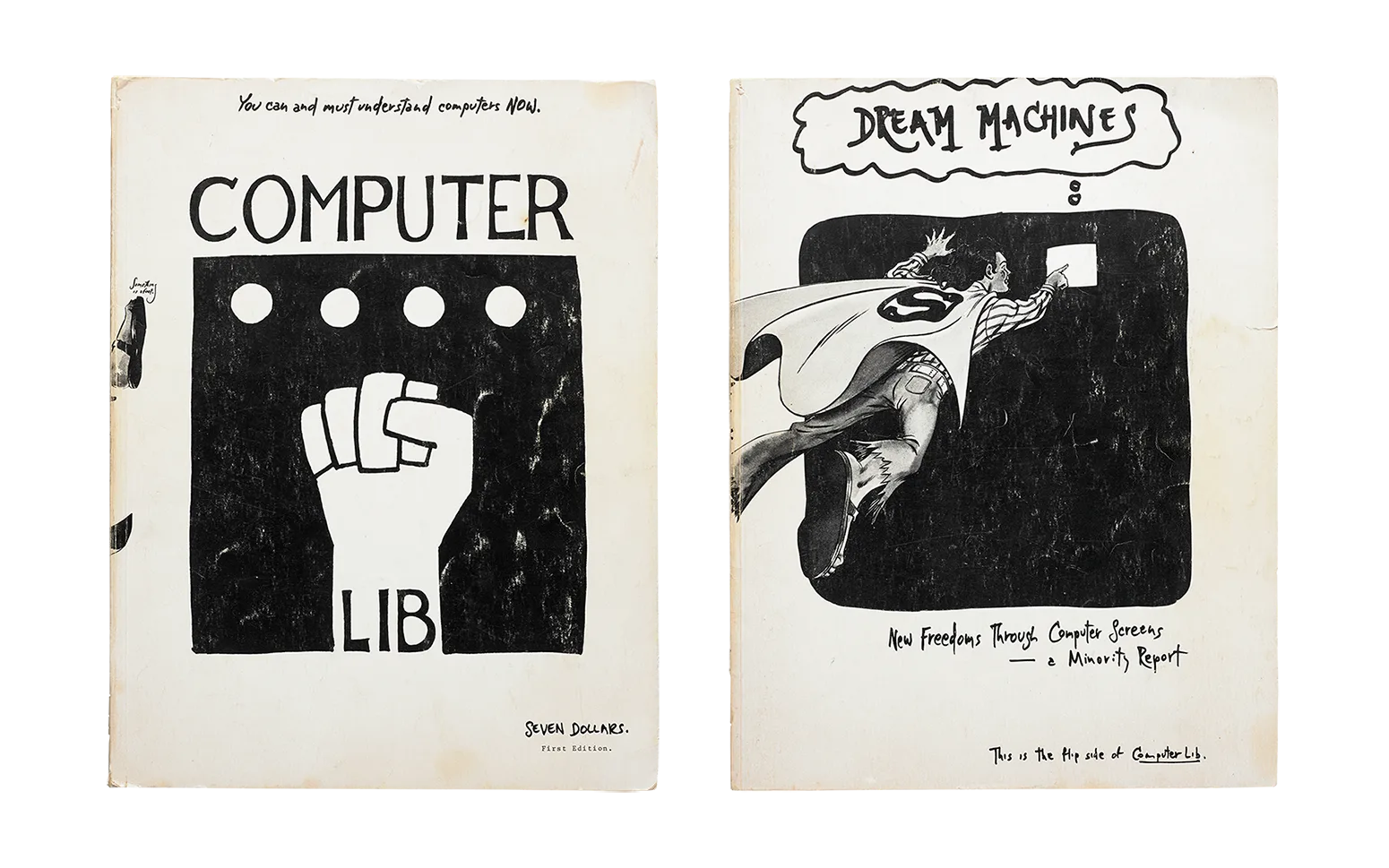 Obálka Nelsonovy dvojknihy Computer Lib / Dream Machines se zdviženou pěstí a ručně psanou typografií. Zdroj: NELSON, Computer Lib / Dream Machines